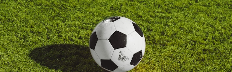 足球比赛精彩瞬间 - 球员射门